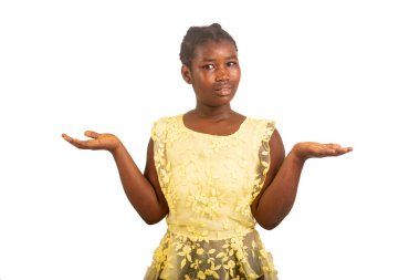 Beyaz arka planda duran korse giyen genç kız fotokopi makinesine bakıyor..