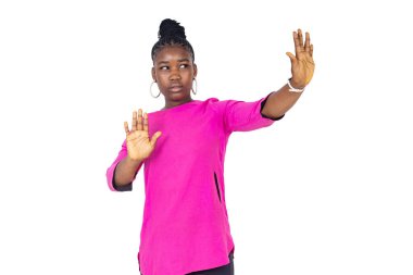 Beyaz arka planda duran pembe kaşkorseli genç kız dur hareketi yapıyor..