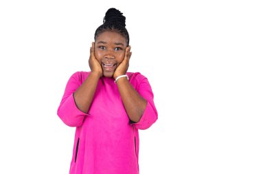 Beyaz arka planda duran pembe gecelikli genç kız kameraya bakıyor ve gülüyor..