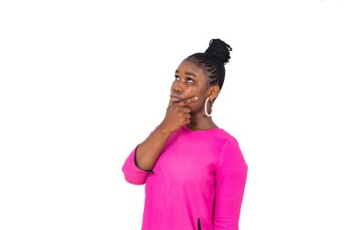 Pembe gecelikli genç bir kız beyaz arka planda dikiliyor ve şöyle düşünüyor:.