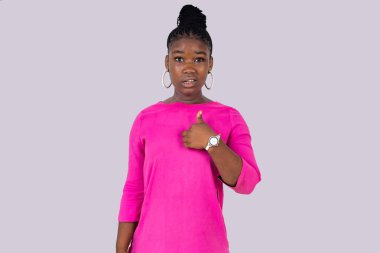 Beyaz arka planda cep telefonu tutan ve gülümseyen genç bir kız..