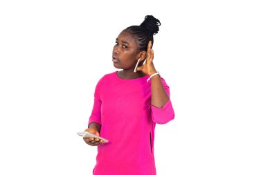  Gecelik giymiş genç bir kız beyaz bir arka planda durup gülerken ellerini uzatıyor..