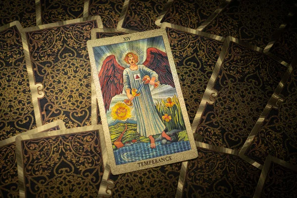 Des Cartes Tarot Dorées Sur Table Carte Major Arcana Tempérance — Photo