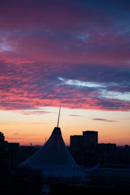 Gün batımında pembe bulutlar. Şehir manzarası. Astana 'nın güzel gökyüzü. Yüksek kalite fotoğraf