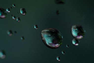 Su, cama yakın çekim yapar. Yüksek kalite fotoğraf