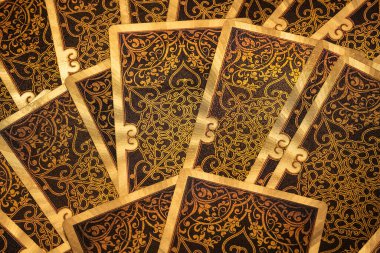 Masada altın işlemeli tarot kartları var.. 