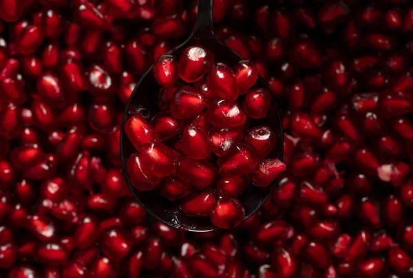 Grains Grenade Mûrs Fruit Fond Rouge Photo Haute Qualité — Photo