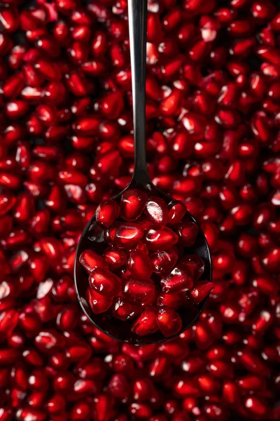 Grains Grenade Mûrs Fruit Fond Rouge Photo Haute Qualité — Photo