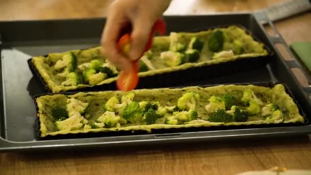 Quiche Mit Lachs Und Brokkoli Kochen Frauenhände Legen Tomaten Auf — Stockvideo