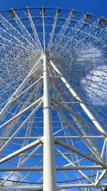 Riesenrad Vor Blauem Himmel Mit Wolken Vertikales Zeitraffer Video Hochwertiges — Stockvideo