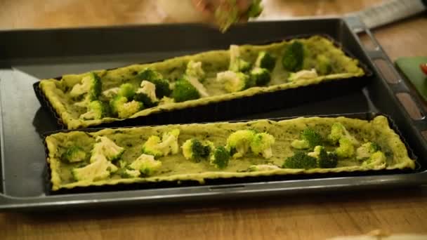 Matlagning Quiche Med Lax Och Broccoli Kvinnliga Händer Lägger Broccoli — Stockvideo