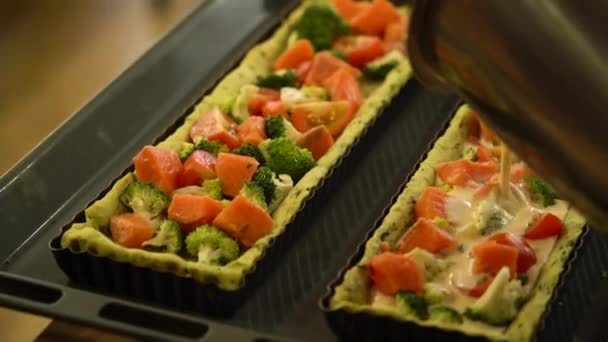 Cucina Quiche Con Salmone Broccoli Versare Salsa Sulla Torta Pesce — Video Stock