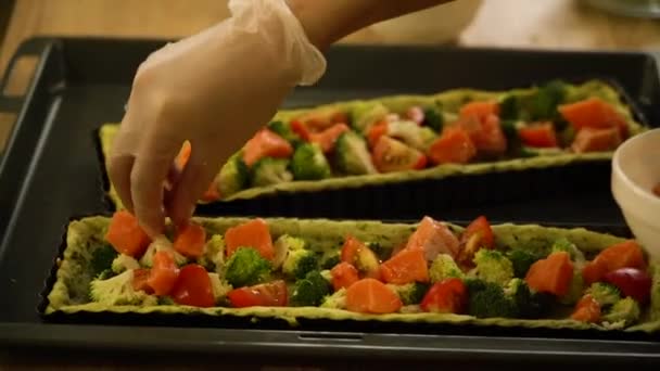 Kook Quiche Met Zalm Broccoli Vrouwenhanden Leggen Stukjes Vis Het — Stockvideo