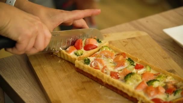 Kook Quiche Met Zalm Broccoli Een Vrouw Snijdt Een Kant — Stockvideo