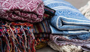 Rebozo kadınlar tarafından giyilen geleneksel bir Meksika giysisidir. Geniş ve uzun el dokuması yün, ipek ya da pamuk şeridi, her iki tarafında da uzun püsküllü. Yüksek kalite fotoğraf