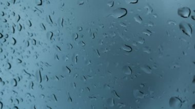 Bardaktan aşağı yağmur damlaları akıyor. Giriş için dikey video.