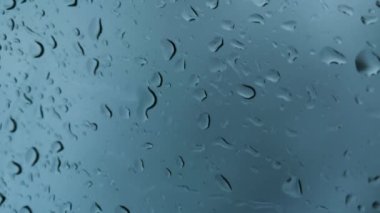 Bardaktan aşağı yağmur damlaları akıyor. Giriş için dikey video.