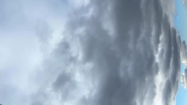 Nori Gri Cerul Albastru Vertical Time Lapse Video — Videoclip de stoc
