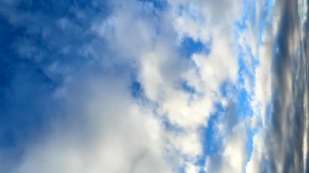 Białe Chmury Niebieskim Niebie Pionowy Film Poklatkowy — Wideo stockowe