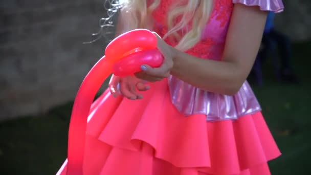 Seorang Gadis Animator Membuat Patung Dari Balon Pesta Ulang Tahunnya — Stok Video