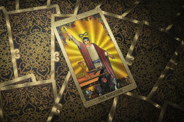 Złote Karty Tarota Stole Główna Karta Arcana Magik Leży Twarzą — Zdjęcie stockowe