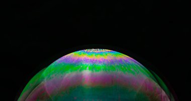 Siyah arka planda gökkuşağı sabun köpüğü. Yüksek kalite fotoğraf