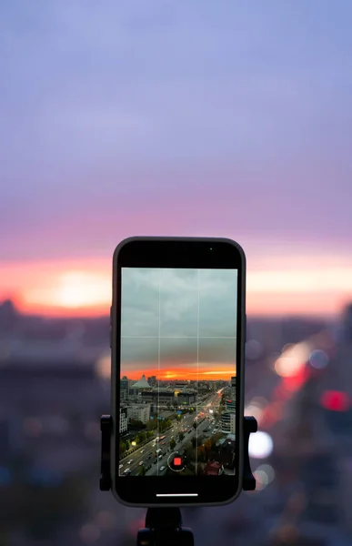 Astana, Kazakistan, Ekim 2022. Şehrin telefon panoramalarında çekim yapmak. Başkentin binaları gün batımına karşı. Yüksek kalite fotoğraf