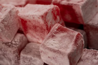 Geleneksel Türk tatlısı, gül aromalı lokum. Siyah zemin üzerinde toz halinde kırmızı Türk lokumları. Yüksek kalite fotoğraf