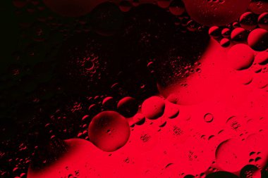 Kırmızı soyut, yağ baloncuklarının su üzerindeki dokusu. Ekran koruyucu, kapak, duvar kağıdı için alan arkaplanı. Yüksek kalite fotoğraf