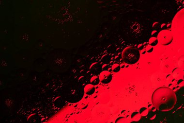 Kırmızı soyut, yağ baloncuklarının su üzerindeki dokusu. Ekran koruyucu, kapak, duvar kağıdı için alan arkaplanı. Yüksek kalite fotoğraf