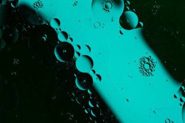 Mavi soyut, yağ baloncuklarının su üzerindeki dokusu. Ekran koruyucu, kapak, duvar kağıdı için alan arkaplanı. Yüksek kalite fotoğraf