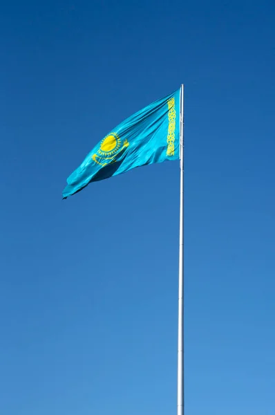 Флаг Казахстана Развевается Над Безоблачным Голубым Небом Фон Сайта Обложки — стоковое фото