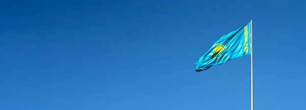 Флаг Казахстана Развевается Над Безоблачным Голубым Небом Баннер Сайта Обложки — стоковое фото