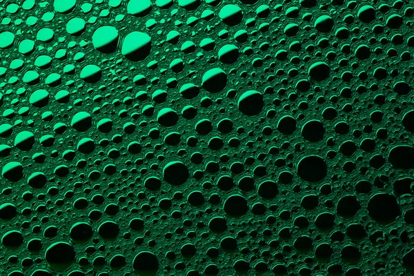 Su üzerindeki sabun köpüklerinin yeşil soyut dokuları. Ekran koruyucu, kapak, duvar kağıdı için arka plan. Yüksek kalite fotoğraf
