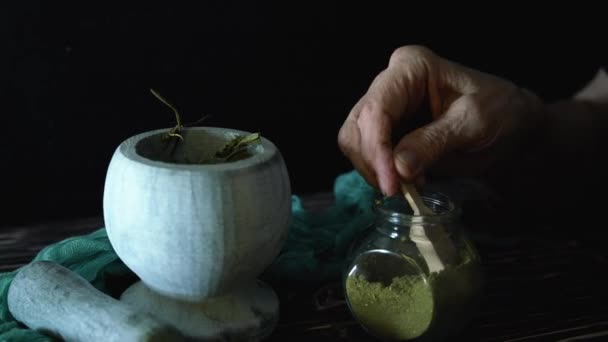 草本主義者は薬草を振りかける 漢方薬の製造 — ストック動画