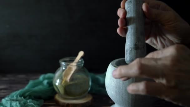 전문가는 모르타르에 약초를 빻습니다 약초로 — 비디오