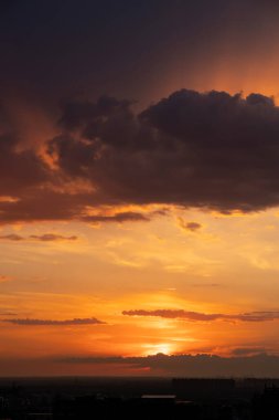 Kazakistan 'da yağmurdan sonra gün batımında turuncu gökyüzü. Yüksek kalite fotoğraf