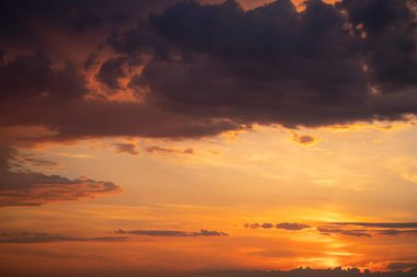 Kazakistan 'da yağmurdan sonra gün batımında turuncu gökyüzü. Yüksek kalite fotoğraf