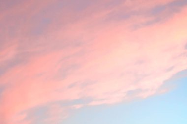 Mavi gökyüzünde güzel pembe bulutlar. Ekran koruyucu, duvar kağıdı, kapak için arka plan. Yüksek kalite fotoğraf