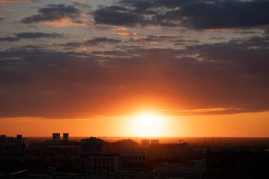 Kazakistan 'da yağmurdan sonra gün batımında turuncu gökyüzü. Yüksek kalite fotoğraf