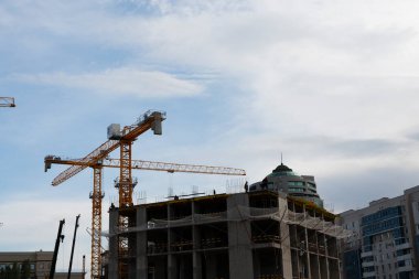 Vinç levhayı taşıyor. Yeni bir apartman inşaatı. Yüksek kalite fotoğraf