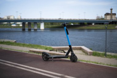 Rıhtımda kiralık mavi elektrikli bir scooter var. Yüksek kalite fotoğraf