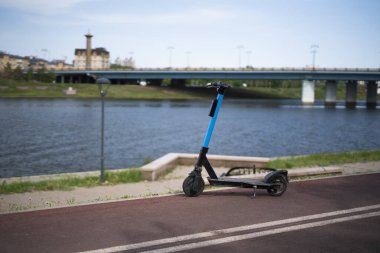 Rıhtımda kiralık mavi elektrikli bir scooter var. Yüksek kalite fotoğraf