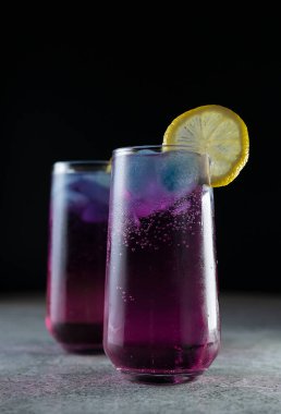 Parlak ferahlatıcı kokteyl. Mavi buz küplü pembe limonata. Galaksi limonatası. Yüksek kalite fotoğraf