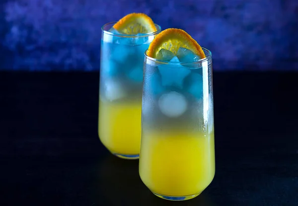 Alkoholmentes Koktél Narancsléből Kék Thai Teából Kockák Csillagok Formájában Nyári — Stock Fotó