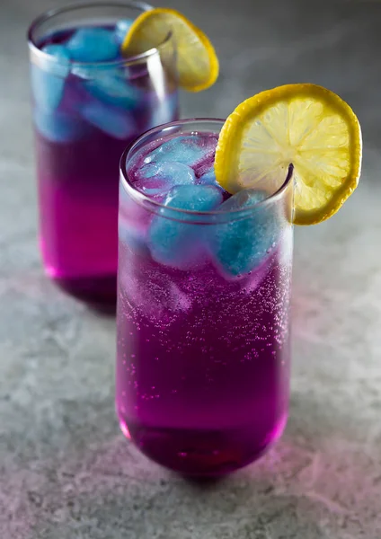 Cocktail Rafraîchissant Lumineux Citronnade Rose Avec Glaçons Bleus Citronnade Galactique — Photo