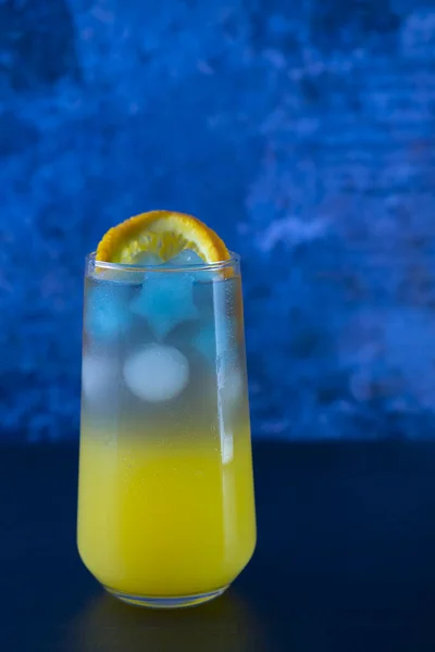 Безалкогольний Коктейль Виготовлений Апельсинового Соку Синього Тайського Чаю Куби Вигляді — стокове фото