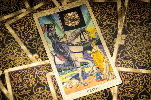 Des Cartes Tarot Dorées Sur Table Carte Major Arcana Mort — Photo