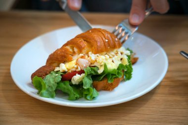 Karides, marul ve domatesli kruvasan. Yüksek kalite fotoğraf