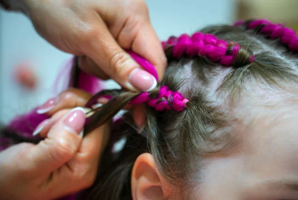 Kuaför Kızın Saçlarına Pembe Bir Kanekalon Örüyor Yüksek Kalite Fotoğraf — Stok fotoğraf